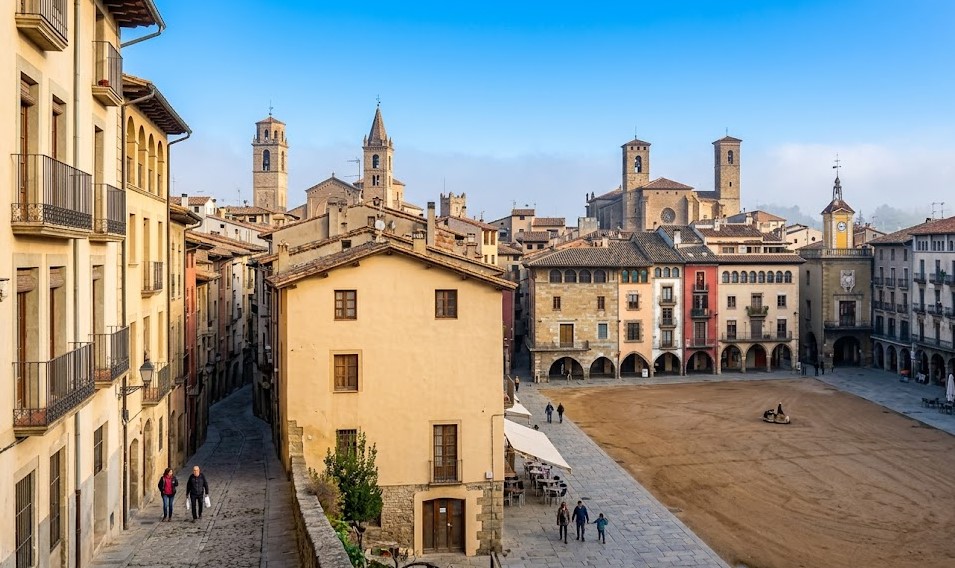 Vistas de las calles tradicionales de Vic, el barrio de Caputxins y la Plaça Major
